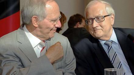 Bundesfinanzminister Wolfgang Schäuble (CDU, l) informiert den FDP-Vorsitzenden Rainer Brüderle über die Finanzkrise in Griechenland.