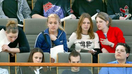 Schüler verfolgen im Landtag in Düsseldorf eine Parlamentsdebatte.