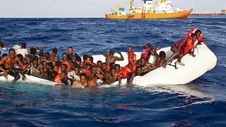 Sinkendes Boot vor Lampedusa - eine Aufnahme der Flüchtlingshilfsorganisation SOS Méditerranée