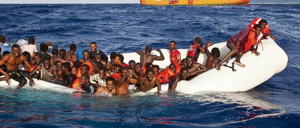 Sinkendes Boot vor Lampedusa - eine Aufnahme der Flüchtlingshilfsorganisation SOS Méditerranée