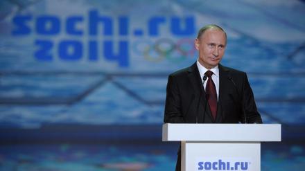 1996 klebte auf den Olympischen Spielen das Etikett von Coca-Cola - jetzt ist es das Gesicht von Wladimir Putin.