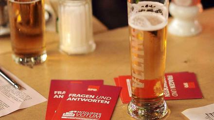 Bierchen und Heftchen: Eine Infobroschüre informiert bei einem SPD-Stammtisch über das Votum