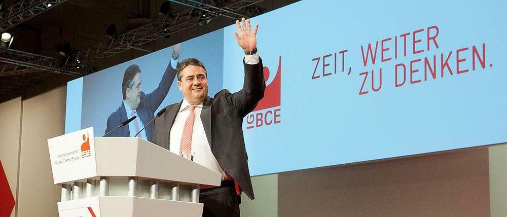 Am Sonntag wird die SPD der Parteispitze (hier Sigmar Gabriel) das "Okay" für Koalitionsverhandlungen geben. Sie kann nicht kneifen.