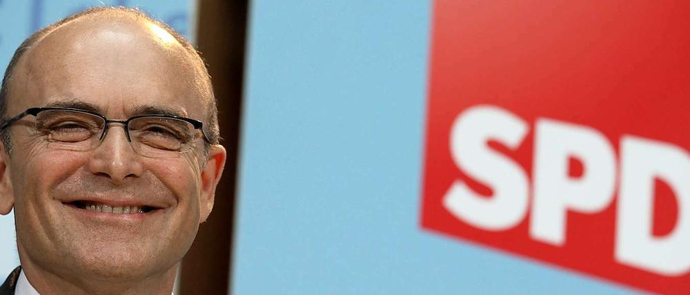 Mecklenburg-Vorpommerns Ministerpräsident Erwin Sellering freut sich über den Wahlsieg der SPD.