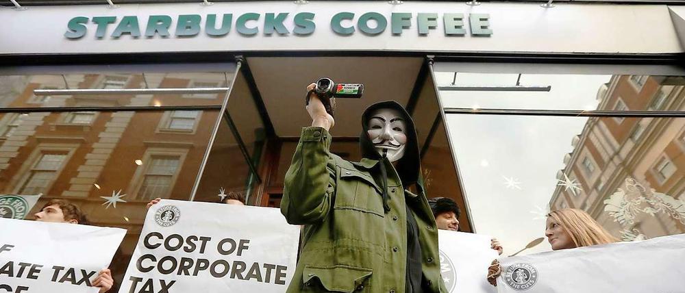 Aktivisten protestieren gegen die Steuerpolitik von Starbucks in Großbritannien.