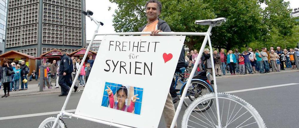 Freiheit für Syrien wünscht sich dieser Demonstrant in Berlin und mit ihm so viele. Über den Weg zu dieser Freiheit wird derzeit debattiert. 