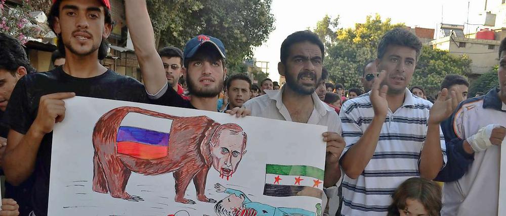 Syrische Demonstranten protestieren gegen das Veto Russlands gegen eine UN-Intervention.
