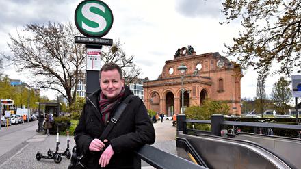 Eine virtuelle Runde Berlin: Klaus Lederer wollte die Fahrt coronabedingt lieber außerhalb der S-Bahn aufnehmen.