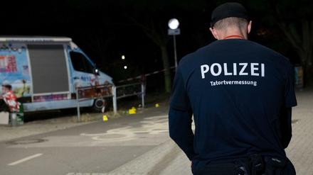Ein Kriminaltechniker steht am Tatort in Berlin-Neukölln. 