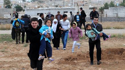 Nichts als das Leben gerettet: Flüchtlinge aus Syrien erreichen die Türkei.