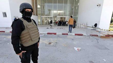 Ein tunesischer Soldat vor dem Bardo-Museum, dem Ort des Anschlags in Tunis.