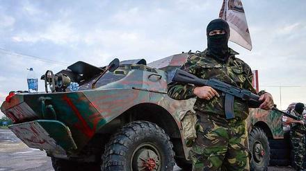 Prorussische Milizen an einer Straßensperre bei Donezk. 