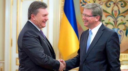 Viktor Janukovich (L) mit EU-Kommissar Stefan Füle.