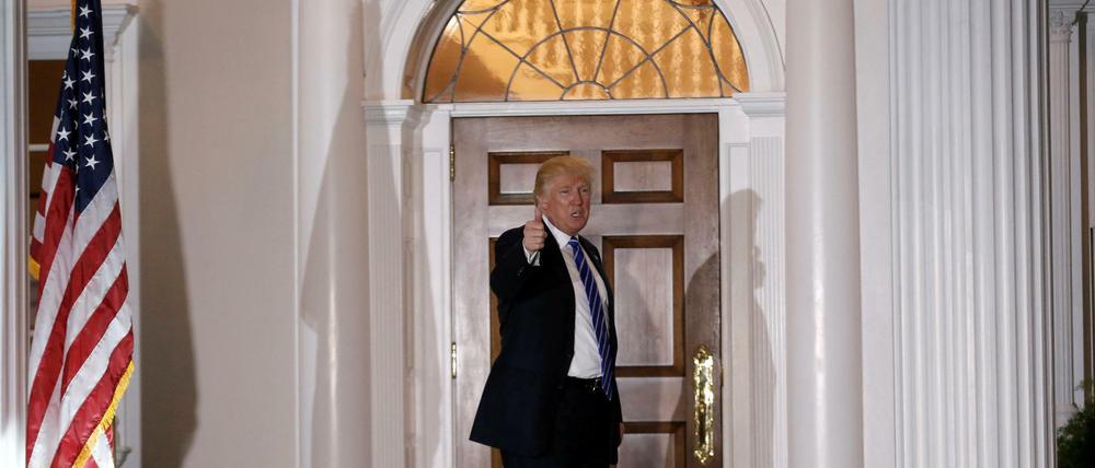 Säulen und die Stars and Stripes: Donald Trump übt schon mal für das Weiße Haus. 