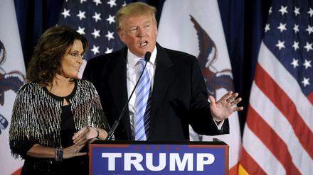 Schreiten jetzt Seit' an Seit': Tea-Party-Ikone Sarah Palin und Präsidentschaftsbewerber Donald Trump am Dienstagabend bei einer Wahlkampfveranstaltung in Iowa.