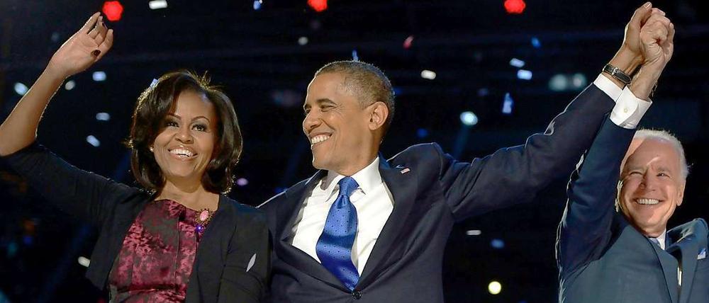Michelle und Barack Obama und Vize-Präsident Joe Biden feiern den Wahlsieg.