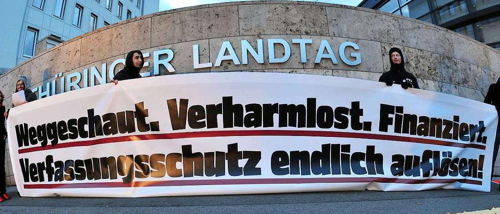 Demonstranten fordern vor dem Thüringer Landtag in Erfurt die Auflösung des Landesamtes für Verfassungsschutz. Zahlreiche Pannen bei der Verfolgung von Rechtsterroristen kommen derzeit ans Licht. 