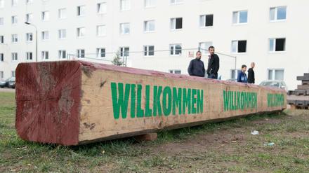 Eine Holzbank mit der Aufschrift "Willkommen" auf dem Gelände der Erstaufnahmestelle in Suhl.