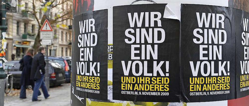 2009 rätselte Berlin über eine seltsame Plakataktion. Über die Frage, wer genau "ein Volk" ist und wer zu den "anderen" gehört, rätseln die Deutschen ständig.