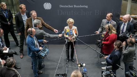 Bundesverteidigungsministerin Ursula von der Leyen im Bundestag vor Beginn der Sitzung des Verteidigungsausschuss. Die Bundeswehr plant Investitionen in ihre Ausrüstung in Milliardenhöhe