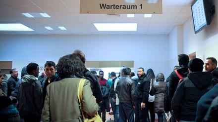 Flüchtlinge in der Warteschlange im Lageso. Das Amt ist ihre erste Anlaufstelle in Berlin.