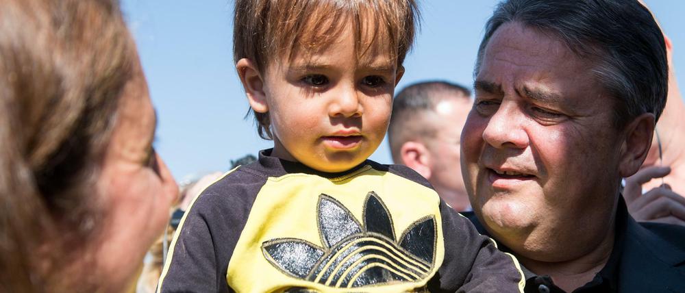 Keine Scheu. Am 22.9.2015 besuchte Bundeswirtschaftsminister Sigmar Gabriel (SPD) das Flüchtlingslager Saatari in Jordanien. Dort nahm er den syrischen Jungen Muqnin auf den Arm. 