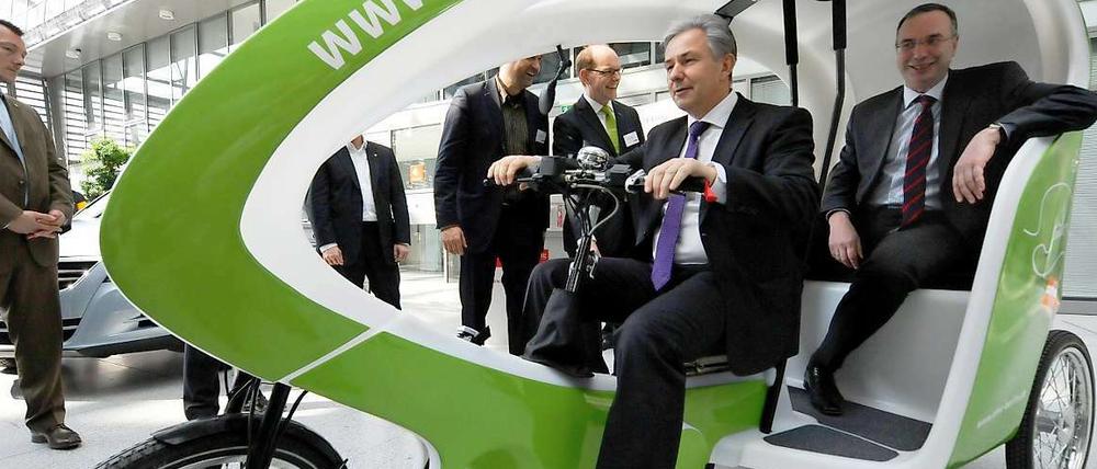 Im Wahlkampf setzt Wowereit (im Bild mit Wirtschaftssenator Harald Wolf) inzwischen auch vermehrt auf wirtschaftliche Themen wie zum Beispiel Elektromobilität. 