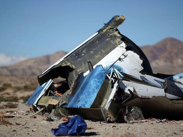 Trümmer des abgestürzten SpaceShipTwo. Bei einem Testflug kam ein Pilot ums Leben, der zweite wurde schwer verletzt. 