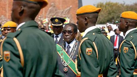 Seit 33 Jahren im Amt ohne Würden: Simbabwes Präsident Robert Mugabe am Montag auf dem Heldenfriedhof nahe der Hauptstadt Harare.