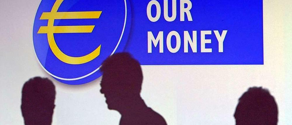 Wessen Geld wird die Banken beim nächsten Crash retten? Besucher vor einer Videoleinwand in der neuen EZB-Zentrale in Frankfurt.