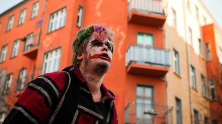Ein "Zombie" demonstriert am Jahrestag der Räumung der Liebig 14.