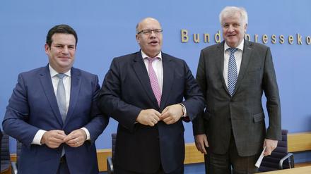 Demonstrieren Einigkeit (v.l.): Arbeitsminister Hubertus Heil (SPD), Wirtschaftsminister Peter Altmaier (CDU) und Innenminister Horst Seehofer (CSU).
