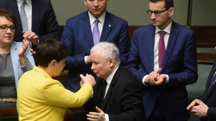 Mateusz Morawiecki (rechts) soll als Nachfolger von Beata Szydlo (links) Polens neuer Regierungschef der PiS-Partei von Jaroslaw Kaczynski (Mitte) werden. 