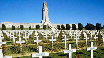 Kreuze auf dem Soldatenfriedhof vor dem Beinhaus von Douaumont bei Verdun 