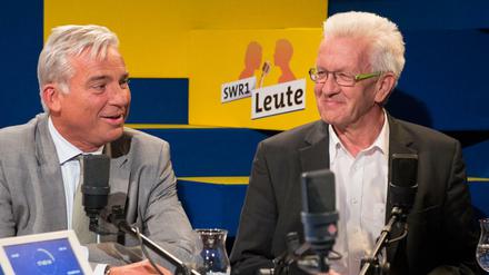 Thomas Strobl (links, CDU) und Winfried Kretschmann (Grüne) beim gemeinsamen Radiointerview zu 100 Tage Grün-Schwarz.