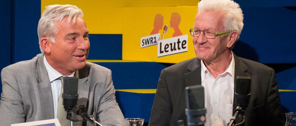 Thomas Strobl (links, CDU) und Winfried Kretschmann (Grüne) beim gemeinsamen Radiointerview zu 100 Tage Grün-Schwarz.