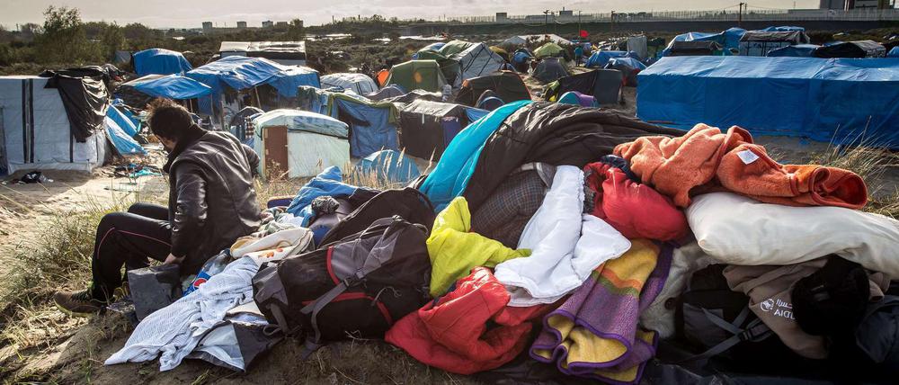 Ohne jegliche Infrasturktur hausen 6000 Menschen im Flüchtlingscamp in Calais. NGOs hatten wegen "ernsthafter Menschenrechtsverletzungen" zum Handeln aufgerufen.