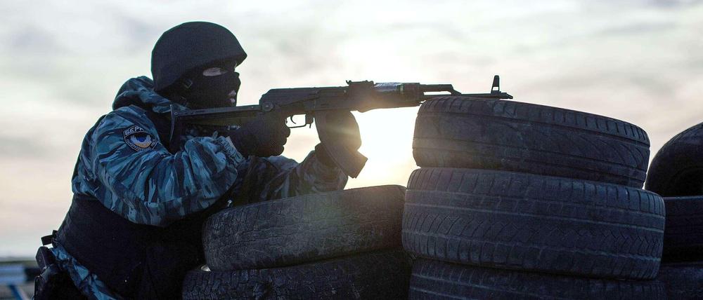 Pro-russische Militärangehörige bewachen den Übergang zwischen Ukraine und der Halbinsel Krim