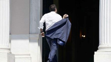 Nach den Verhandlungen zurück in Athen: Der griechische Premier Alexis Tsipras auf dem Weg in sein Büro.