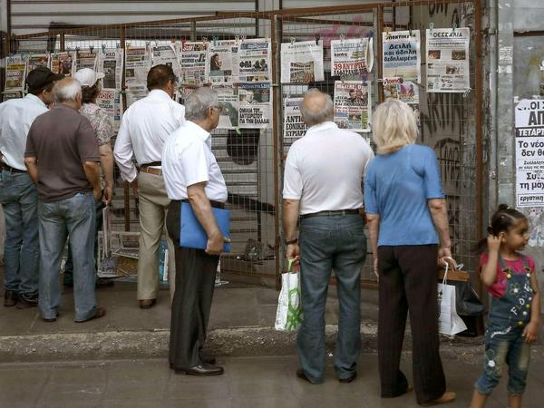 Athener lesen die Zeitungen am Donnerstag