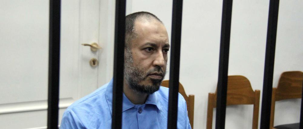 Der Sohn des libyschen Führers Muammar Gaddafi, Saadi Gaddafi, sitzt am 1. November 2015 in einem Gefängniskäfig vor Gericht in Tripolis, Libyen.  HamzaxTurkia P