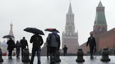Spaziergänger auf dem Roten Platz in Moskau.