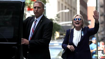Spätere Bilder zeigten Hillary Clinton lachend und grüßend beim Verlassen der Wohnung ihrer Tochter Chelsea in New York und suggerierten, dass es der Präsidentschaftskandidatin wieder gut gehe. 