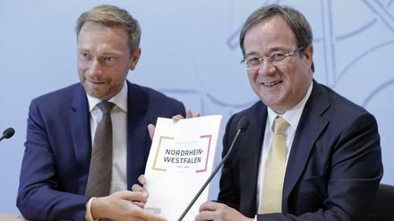 Nach der Landtagswahl in NRW 2017: Die Spitzenkandidaten Christian Lindner und Armin Laschet halten den Koalitionsvertrag in den Händen.