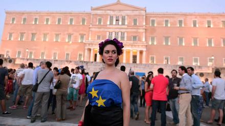 Bleibt Griechenland doch im Euroraum? Offenbar soll es nach Meinung dieser Demonstrantin vor dem griechischen Parlament so kommen. 