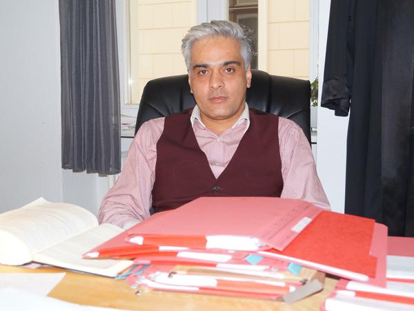Der Anwalt Aarash D. Spanta berät afghanische Flüchtlinge in Berlin. 
