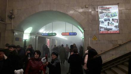 Panik in der U-Bahnstation in St. Petersburg. Durch eine Explosion starben mindestens 10 Menschen. 