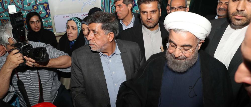 Iranian amtierender und künftiger Präsident Hassan Rouhani bei der Stimmenabgabe. 