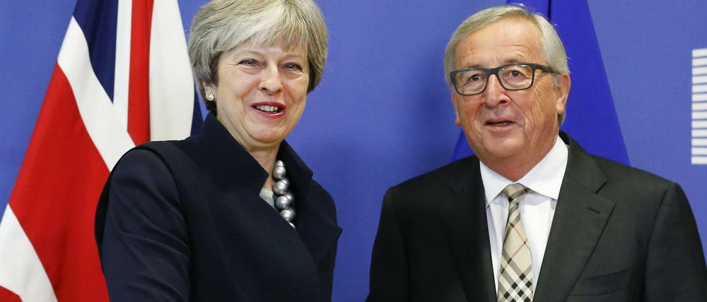 Die britische Regierungschefin May und EU-Kommissionspräsident Juncker am Montag in Brüssel.