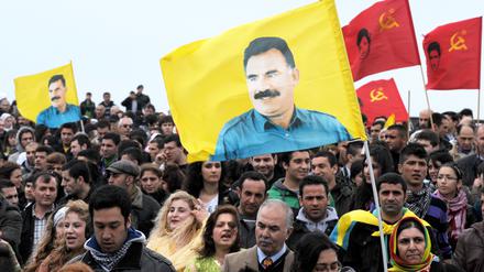 Frieden in Kurdistan - aus Sicht vieler Kurden ist der an die Freiheit von Abdullah Öcalan gebunden. Hier demonstrieren in Deutschland lebende Kurden mit seinem Bild in Düsseldorf.